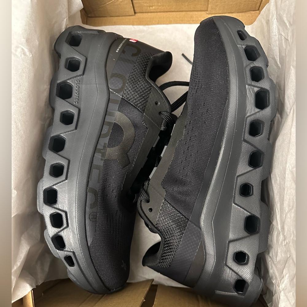 COPY - NWT On cloud Cloudmonster Woman Size 6 Black